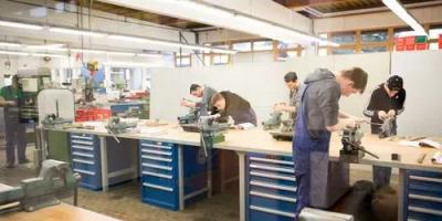 Immer mehr Abiturient:innen machen eine Ausbildung - 